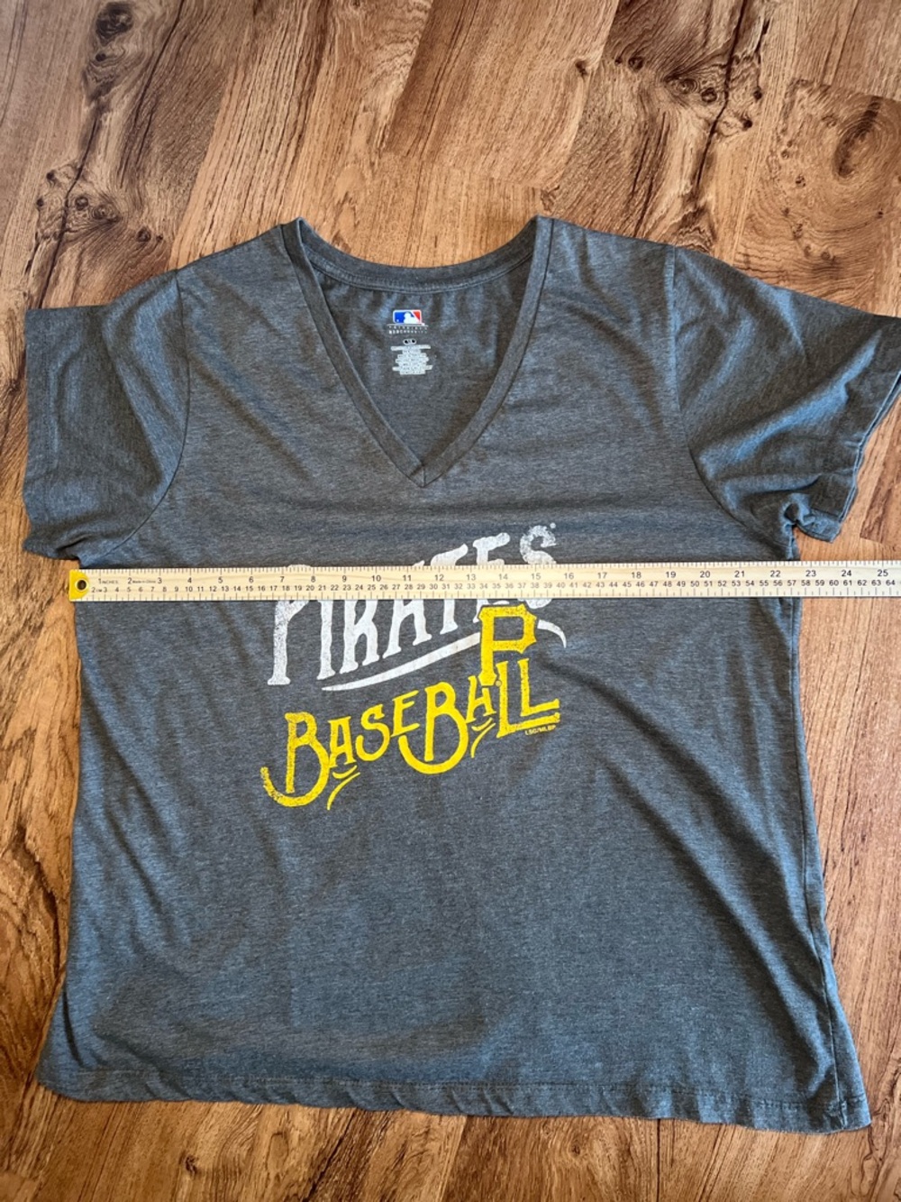 Pittsburgh Pirates MLB Women’s 1X Gray V-Neck Graphic Tee Baseball Shirt - Picture 4 of 6